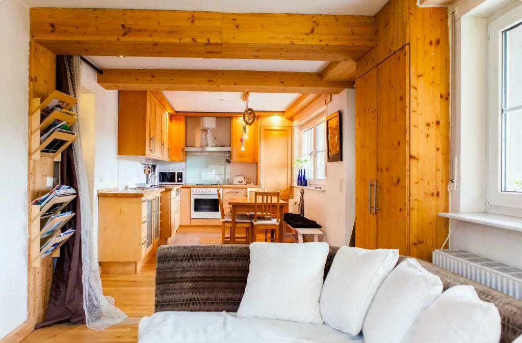 Warme woonkamer en open keuken van Haus Am Berg