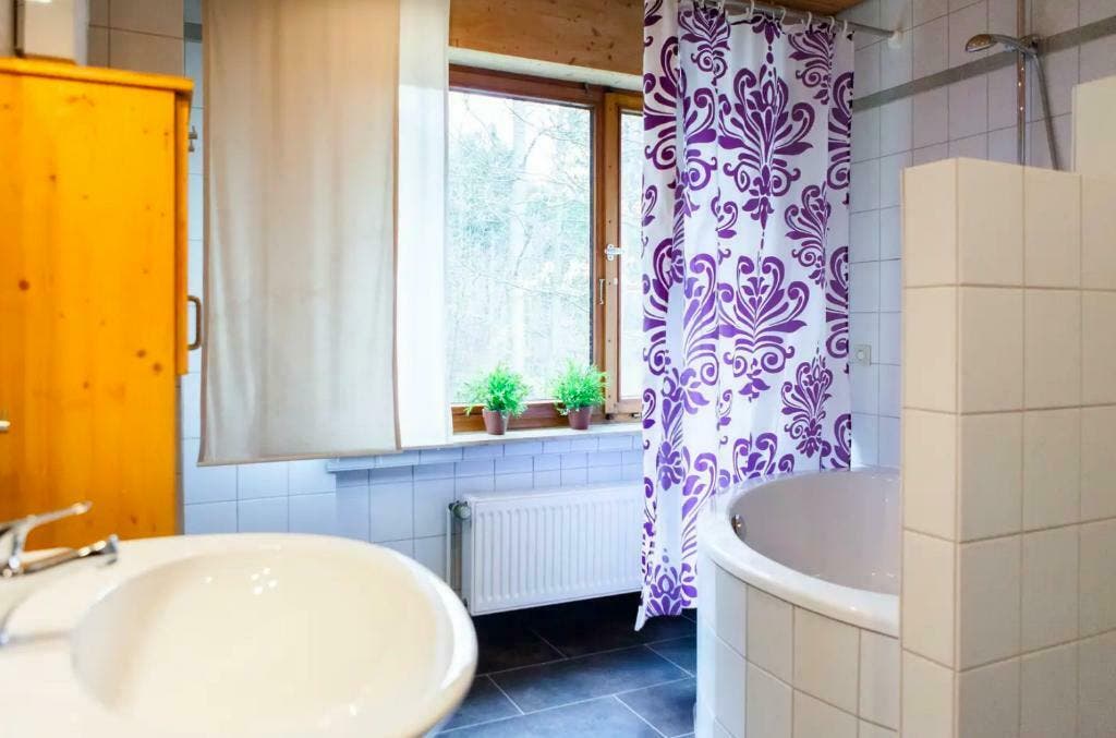 Badkamer boven met ligbad en douche